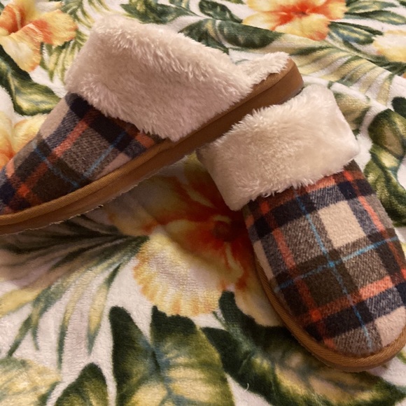 Super cozy slippers to wear around the house - Picture 4 of 5